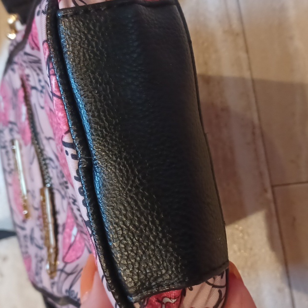 Betsey Johnson Follow Your Heart, Do What You Love Pink LIPS Crossbody Bag - Picture 4 of 11